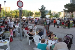 Ambient a la plaça del Poble durant la jornada festiva