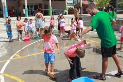 Jocs d'aigua a la Festa de Famílies del Casal d'Estiu