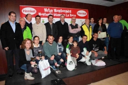 Foto de família amb els representats polítics, organitzadors, premiats i entitats