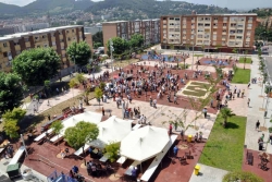 Vista general de la plaça del Poble remodelada