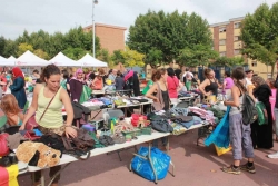 Mercat de segona mà a la plaça del Poble. Una de les accions socials incloses al PII. (Imatge d'arxiu)