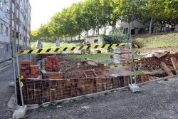 Espai destinat a jardí urbà als darreres dels blocs del carrer del Nou d'abril