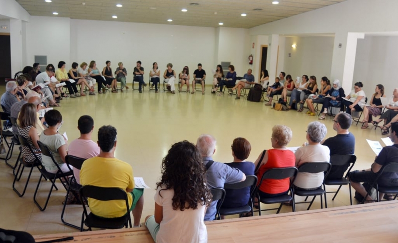 Un moment de la presentació de l'Espai de Debat Educatiu celebrada a la Sala Parroquial de Sant Sadurní el mes de juny