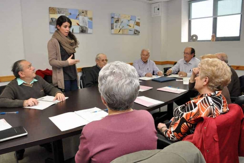 Membres de les juntes dels casals de la gent gran al taller “La realitat dels conflictes”, a càrrec del Servei de Mediació (imatge d'arxiu)