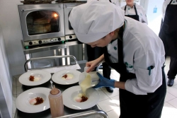 L'alumnat dissenya el menú i elabora els plats que se serveixen a sala