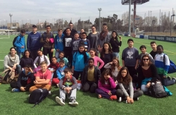 Infants, joves i educadors de "Fem els deures" a la Ciutat Esportiva Dani Jarque de RC Espanyol