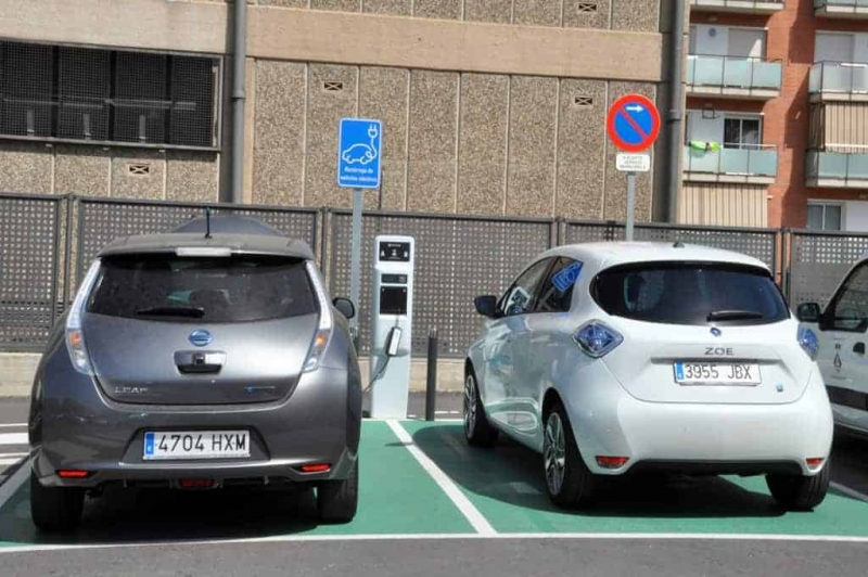 Punt de recàrrega per a vehicles elèctrics a l'aparcament de l'Ajuntament