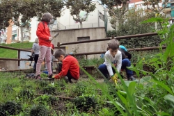 Infants de l'Escola Marinada al jardí urbà de Montornès Nord