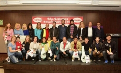 Foto de família amb els representats polítics, organitzadors, premiats i entitats (Foto: Luis Duarte)