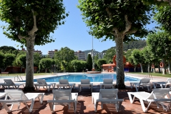 Vista de les piscines d'estiu del CEM Les Vernedes