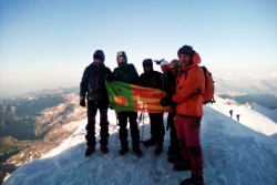 Els alpinistes al cim de Punta Gnifetti (Foto: Associació Excursionista Lleure Montornès)