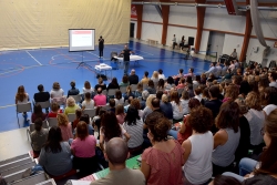 Dinàmica col·lectiva a la sessió de benvinguda a la comunitat educativa