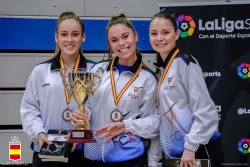 Laia Ferrer, María López i Teresa López amb la copa (Font: Club Karate Montornès)