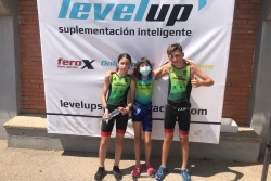 Laia Rodríguez, Júlia Villanueva i Arnau Pérez després de la competició. (imatge: Club Triatló Montornès)