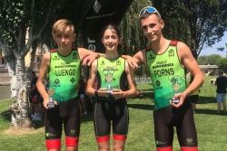 Arnau Pérez, Laia Rodríguez i Lleïr Forns amb els guardons (Font: Club Triatló Montornès)