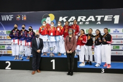 L'equip de María López, al més alt del podi de la Karate1 Series A a Pamplona. (imatge: RFEK)