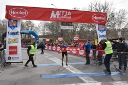 Elisabet Martín, guanyadora de la Mitja Marató, creuant la línia de meta.