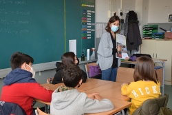 Xerrada sobre les entitats locals a l'Escola Mogent, a càrrec de la tècnica municipal d'Educació, Marga Bermárdez.