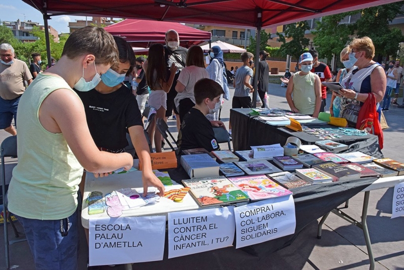 Infants de les cooperatives de l'Escola Palau d'Ametlla venent manualitats a favor de Globus pels Valents, dins del projecte CuEmE.