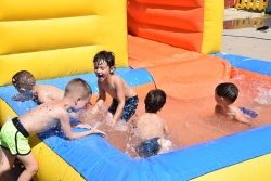 Jocs d'aigua al Casal de Vacances de l'itinerari de lleure, al pati de l'Escola Can Parera.	