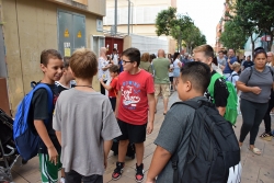 Infants preparats per entrar a l'Escola Sant Sadurní en el primer dia de classes.