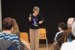 Mercè Rubí explicant un conte al públic assistent al seu homenatge.