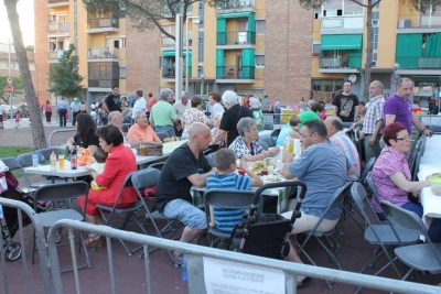 Sopar a la fresca en un espai reservat a la plaça del Poble