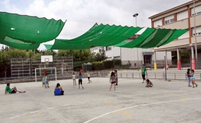 Jocs de pista del Casal d'Estiu al pati de l'Escola Marinada