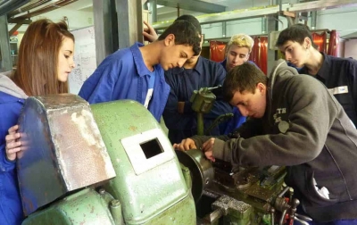 Alumnes del mòdul d’auxiliar de fabricació mecànica (Imatge d'arxiu)