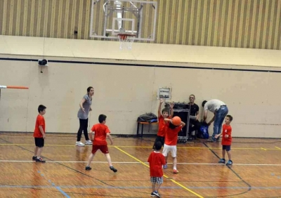 Equip de bàsquet en acció