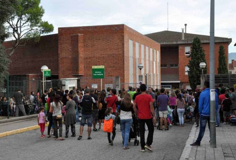 Primer dia de curs a la porta de l'Escola Can Parera