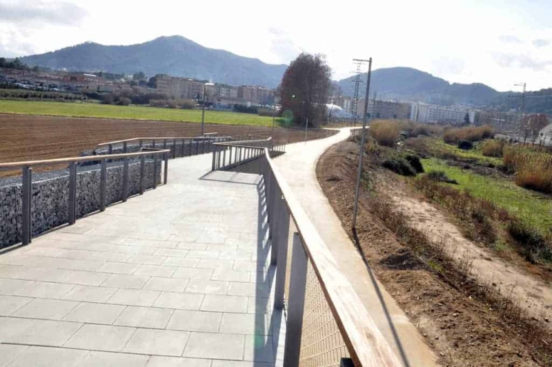 Vista del camí des de les rampes d'accés a la passarel·la 