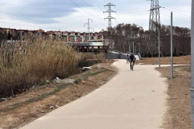 Vista del camí en direcció a la passarel·la des de Montornès Centre