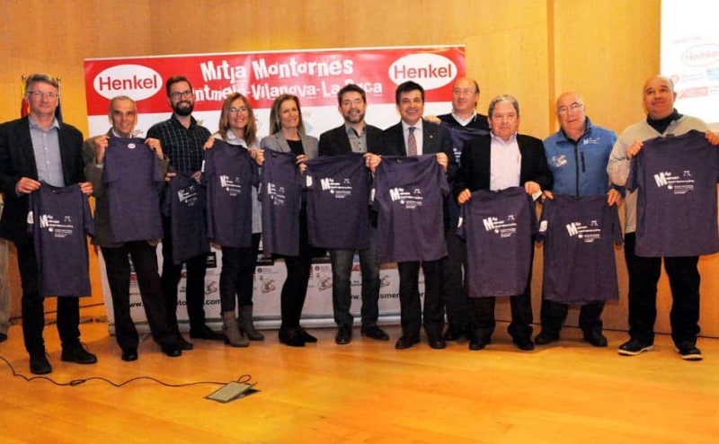 Els alcaldes, patrocinadors, Club d'Atletisme i receptors de les aportacions solidàries amb la samarreta de la Mitja