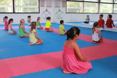 Classe de Karate al Casal d'Estiu del Club Karate Montornès