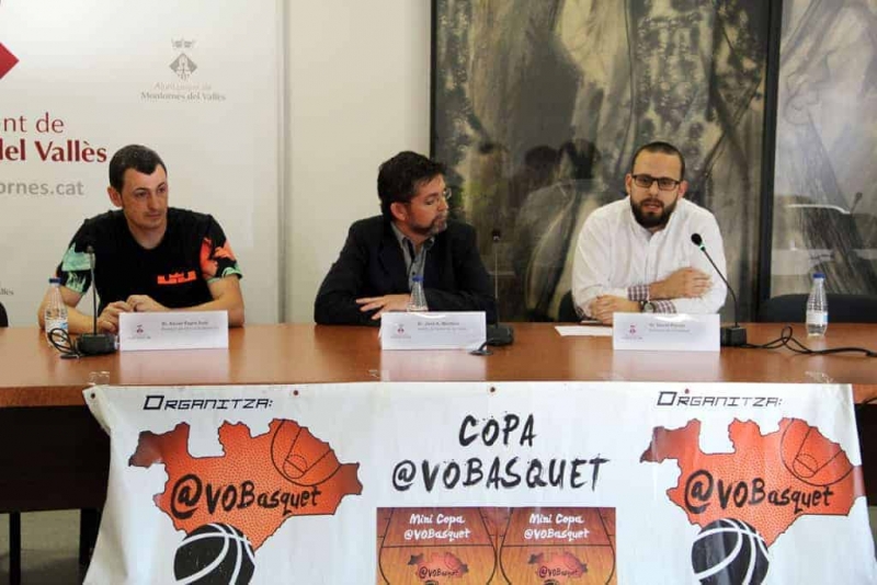 D'esquerra a dreta: Xavier Espin, president del CB Vila de Montornès; l'alcalde José A. Montero i David Planas, president de VO Bàsquet