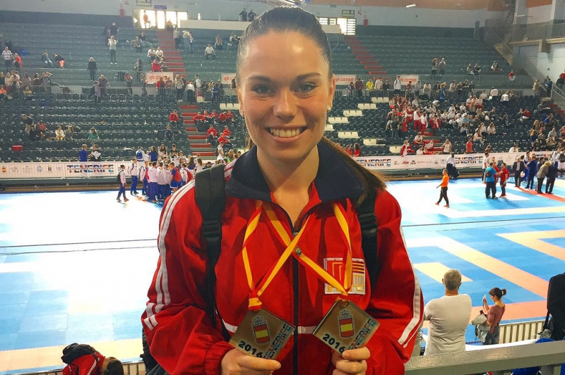 Maria López amb les dues medalles aconseguides al Campionat d'Espanya de Karate 2016 (Font: Club Karate Montornès)