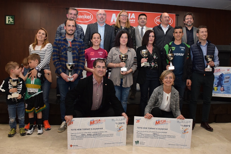 Foto de família amb els representats polítics, organitzadors, premiats i entitats