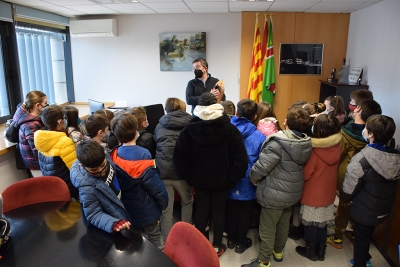 Un moment de la visita de l'alumnat de 3r de l'Escola Palau d'Ametlla a l'Ajuntament.