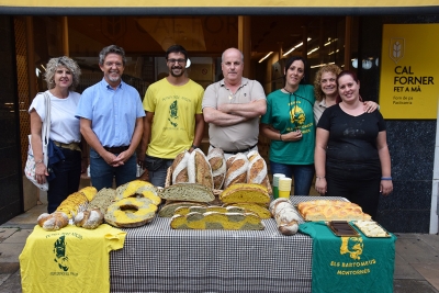 La regidora de Cultura i Festes, Mercè Jiménez, i l'alcalde, José A. Montero, amb professionals de Cal Forner i representants de les penyes Pere Anton i Els Bartomeus.