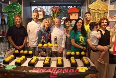 La regidora de Cultura i Festes, Mercè Jiménez, i l'alcalde, José A. Montero, amb professionals de la pastisseria Viñallonga i representants de les penyes Pere Anton i Els Bartomeus.