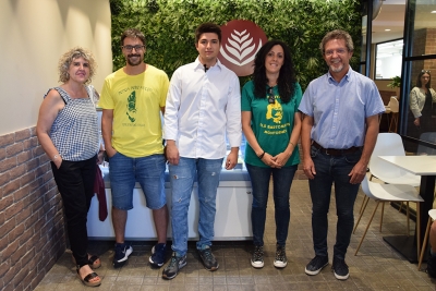 La regidora de Cultura i Festes, Mercè Jiménez, i l'alcalde, José A. Montero, amb professionals de Can Tomàs i representants de les penyes Pere Anton i Els Bartomeus.