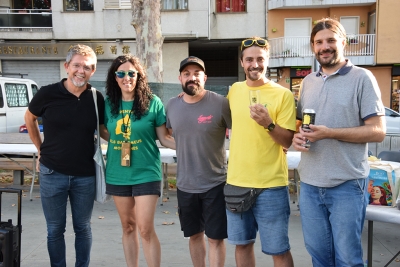 L'alcalde, José A. Montero; Marifé González, de la Penya Els Bartomeus; Xavier Pereira, de Cervesa del Montseny; Jorge Martínez, de la Penya Pere Anton; i el regidor de Promoció Econòmica, Jordi Delgado, a la presentació de les cerveses.