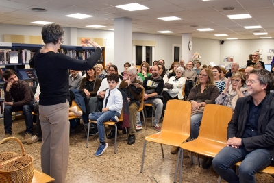 Mercè Rubí explicant un conte al públic assistent al seu homenatge.