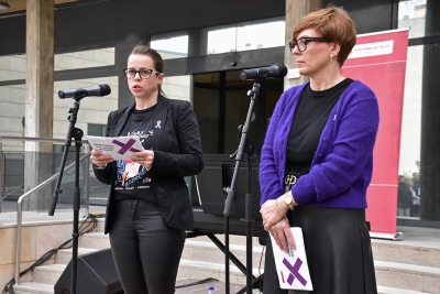 Lectura del manifest del 25N a càrrec de la regidora de Feminisme i Diversitats, Natalia Segura.