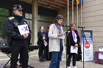 Professionals municipals han llegit el nom i les edats de les dones i infants víctimes de violència masclista i vicària aquest any.