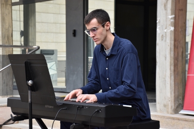 Actuació de l'alumne de piano de l'Escola Municipal de Música, Iker Villanúa.