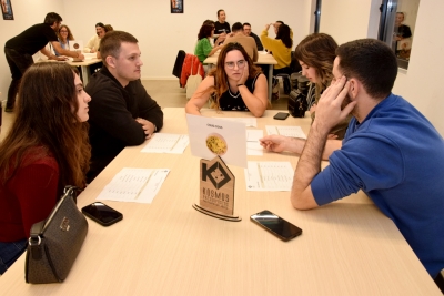 Fase de votacions grupals a l'Assemblea Jove de 18 a 30 anys.