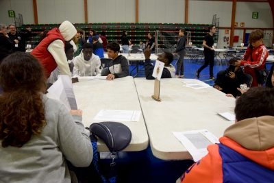 Fase de votacions grupals a l'Assemblea Jove de 12 a 17 anys.