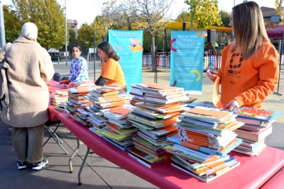 Acció "artivística" amb llibres al DUDI.